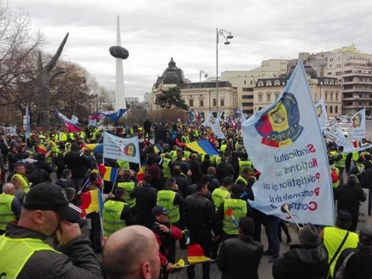 LIVE UPDATE! Protestul poliţiştilor a ajuns la Guvern! Numărul agenţilor care cer MAJORAREA SALARIILOR a ajuns la 3.000