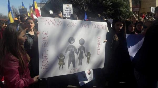 Peste 1.500 de arădeni iau parte la un marş de susţinere a familiei tradiţionale, organizat de biserici neoprotestante