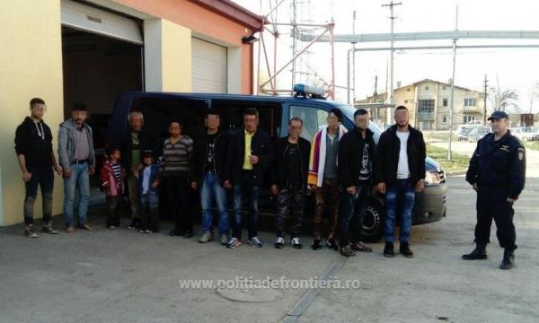 Peste 40 de MIGRANŢI între care şi un copil de zece zile, prinşi când voiau să intre în ţară din Serbia