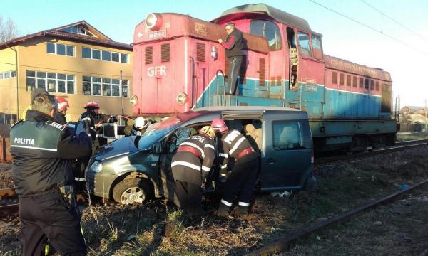 7 persoane au scăpat cu viaţă, după ce o LOCOMOTIVĂ A LOVIT MAŞINA în care se aflau, luni de dimineaţă, la Ploieşti (FOTO)
