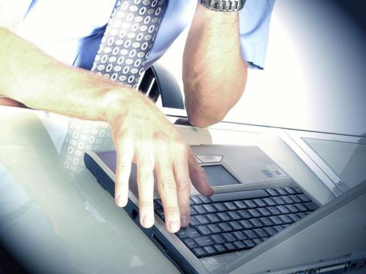 DEZVĂLUIRI în Marea Britanie: DE CE au fost interzise laptopurile şi tabletele pe zborurile din anumite ţări