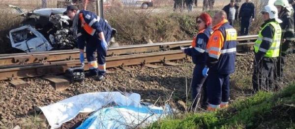 O maşină a fost LOVITĂ DE TREN în judeţul Neamţ. Trei persoane au fost rănite, între care un COPIL de doi ani