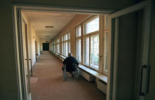 Şpagă de MII DE EURO, la un cămin de bătrâni din Vrancea. O asistentă medicală a fost reţinută de Poliţie pentru trafic de influenţă