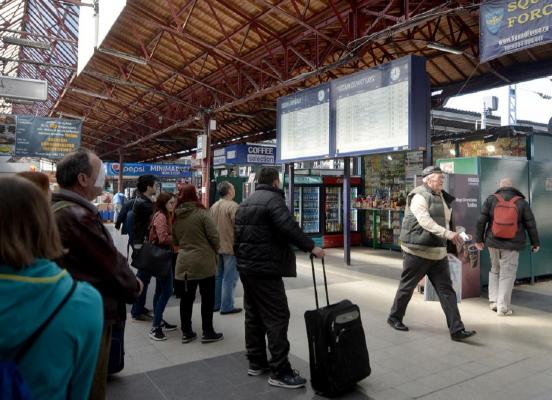 Trenuri cu întârzieri de peste 60 de minute, în Gara de Nord din Capitală. Hoţii de cabluri sunt vinovaţi de situaţie