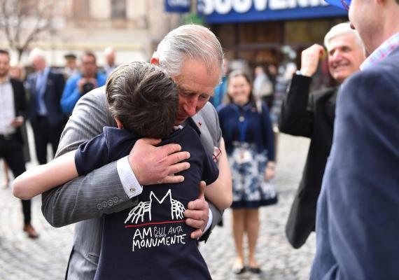 REACŢIA presei britanice după ce Prinţul Charles a îmbrăţişat un copil la Bucureşti: "A încălcat protocolul la Budapesta"