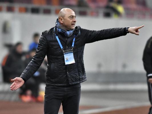 Antrenorul care A BĂTUT un jucător în timpul unui meci din Liga 1, luni, şi-a dat demisia