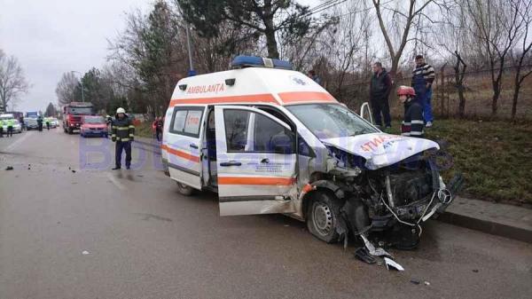 CA LA NOI, LA NIMENI! A vrut să scape de radar, a frânat, dar a făcut PRAF o ambulanţă