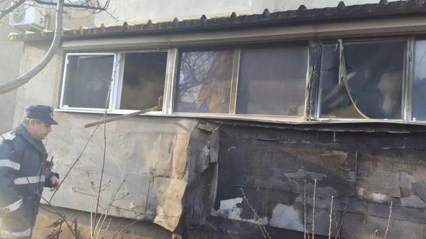 Copil bolnav de autism, SALVAT dintr-un apartament devastat de foc, în Slatina (GALERIE FOTO)