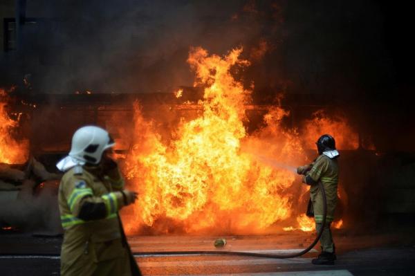 Incendiu puternic în Galaţi. Un tânăr de 29 de ani a fost găsit CARBONIZAT în casă. Pompierii au stins focul în PATRU ORE