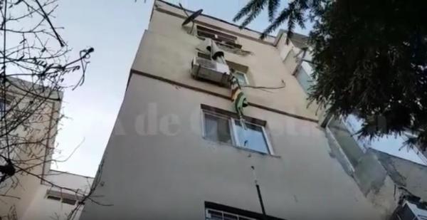 Caz de film la Constanța. Un COPIL a fugit de acasă, coborând de la etajul PATRU, pe pături, cearșafuri și fulare (VIDEO)