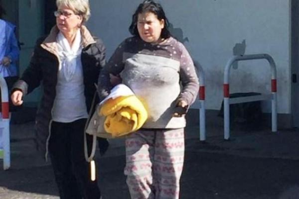 Îngrijitoare ROMÂNCĂ din Italia, ANCHETATĂ pentru OMOR DIN CULPĂ, după ce bătrâna pe care o avea în grijă A ARS DE VIE în pat