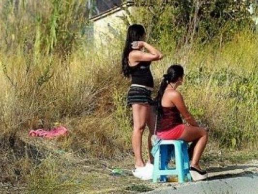 10 proxeneţii români din Franţa au tatuat mai multe femei, ca pe vite, pentru a fi recunoscute, şi le-au obligat să se prostitueze