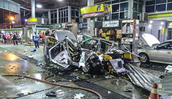 IMAGINI DE COŞMAR! Momentul în care o maşină EXPLODEAZĂ în timp ce era realimentată cu gaz, surprins de camere. O femeie a murit