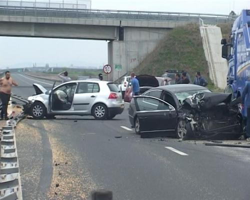 Accident EXTREM DE GRAV, pe A1, la KM 551. Un TIR şi trei maşini implicate, s-a intervenit cu descarcerare, mai multe ambulanţe şi elicopter SMURD (VIDEO)