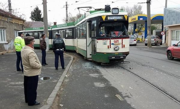 ACCIDENT GRAV pe străzile Brăilei! Tramvai plin cu călători ARUNCAT DE PE ŞINE de un TIR