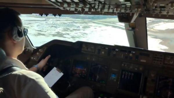 Un pilot a fost filmat făcând o aterizare dificilă, în condiţii de vânt foarte puternic. Clipul a devenit VIRAL pe internet VIDEO