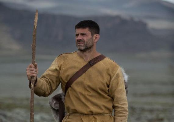 OMUL CAVERNELOR există: Un bărbat îşi pune copiii să vâneze cu arcul şi poartă haine din piei de animale