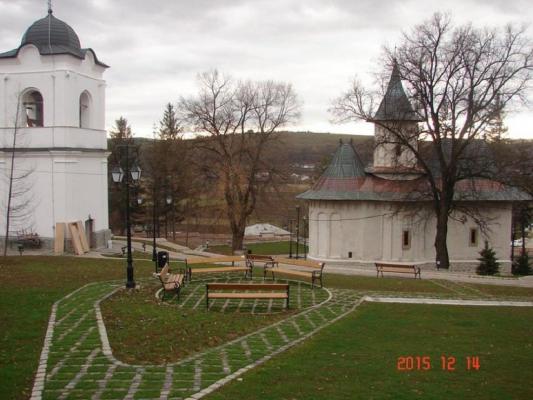 Un stareţ şi-a transformat mănăstirea în...centru de socializare pentru bătrânii singuri