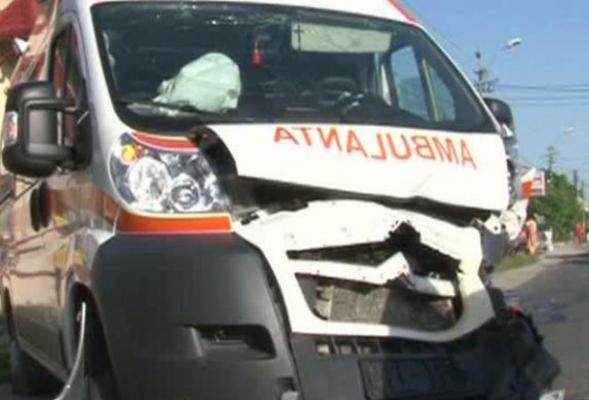 Accident în Bacău: Un taxi a fost LOVIT de o AMBULANŢĂ care NU  a acordat prioritate