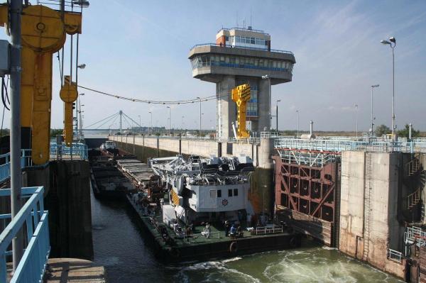 ALERTĂ la Tulcea! Pasageri blocaţi pe o BARCĂ EŞUATĂ pe mare, aproape de Sfântu Gheorghe
