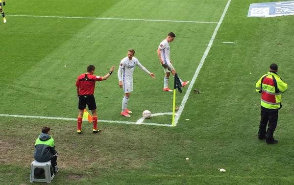 Jucători de fotbal, atacaţi de fanii echipei rivale cu ŞOBOLANI MORŢI în timpul unui meci (VIDEO)