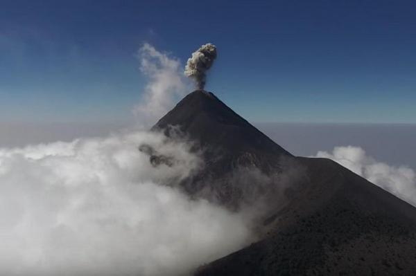 Spectaculos: O dronă a surprins ÎN TIMP REAL ERUPŢIA unui vulcan VIDEO