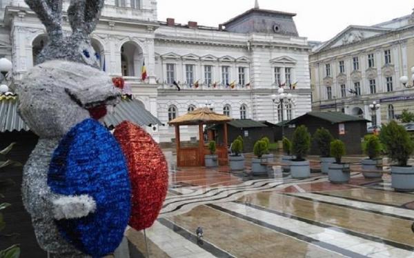 ÎNGROZITOR! Iepuraşii de Paşti din faţa Primăriei Arad, MÂNCAŢI de câinii vagabonzi