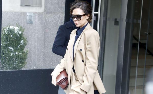 Designerul Victoria Beckham, DECORATĂ cu Ordinul Imperiului Britanic în rang de Ofiţer chiar de către prinţul William (FOTO)