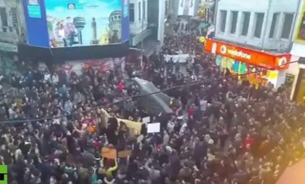 MANIFESTAŢII în Turcia faţă de referendum: Oamenii au strigat ”Hoţ, ucigaş, Erdogan” şi ”Nu tăceţi, strigaţi «nu» preşedinţiei” (VIDEO).