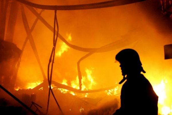 INCENDIU la un bloc de locuinţe sociale din Vulcan: O femeie a murit, iar zece persoane, printre care şi copii, au fost evacuate