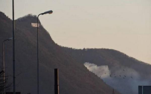 INCENDIU pe Tâmpa! Zeci de pompieri braşoveni intervin în condiţii dificile, de altitudine şi noapte (VIDEO)