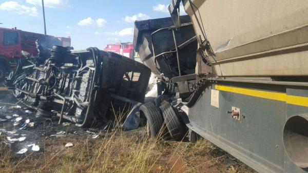 Douăzeci de elevi de şcoală primară AU MURIT, după ce microbuzul şcolar a intrat într-un camion şi a explodat!