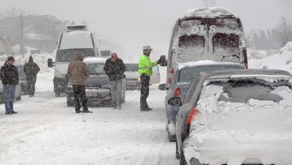 România sub URGIE! Două tronsoane de DRUMURI naţionale din Vaslui şi Galaţi sunt ÎNCHISE din cauza vremii