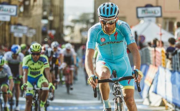 TRAGEDIE ÎN SPORT! Ciclist MORT într-un CUMPLIT ACCIDENT, în această dimineaţă. Rutierul de 37 de ani a fost lovit de un camion! (VIDEO)