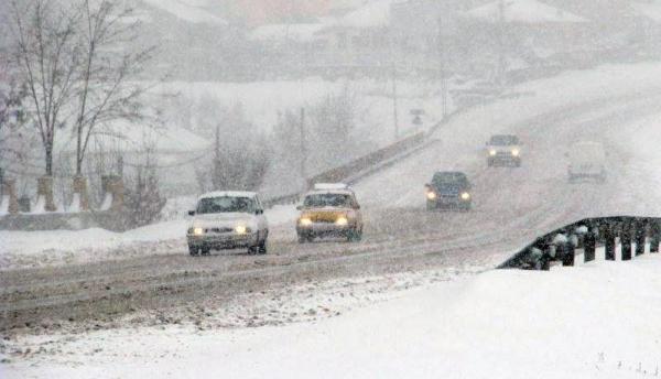Moldova sub NĂMEȚI! Traficul prin Punctul de Trecere a Frontierei Albiţa se desfăşoară cu dificultate din cauza ZĂPEZII şi a VISCOLULUI PUTERNIC