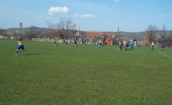 MOMENT DRAMATIC la un meci Liga a IV-a! Un fotbalist de la Crişul Aleşd s-a PRĂBUŞIT pe teren, în stop cardio-respirator