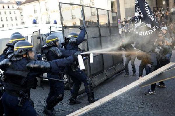 CIOCNIRI VIOLENTE la Paris. Poliţia a folosit gaze lacrimogene împotriva protestatarilor, incidentele de stradă sunt în plină desfăşurare (VIDEO)