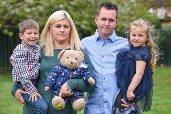 O femeie poartă peste tot CENUŞA bebeluşului său. Rămăşiţele micuţului au fost băgate într-un URSULEŢ DE PLUŞ