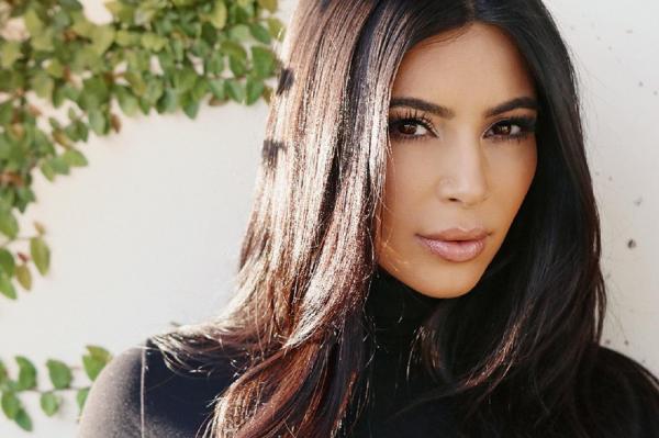 Kim Kardashian face furori pe plajă! Posteriorul vedetei arată senzaţional în costumul de baie ales de divă
