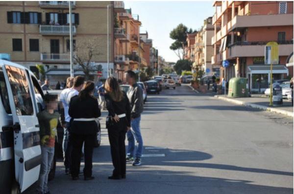 O româncă din Italia a fost lovită pe trecerea de pietoni, cu fiul în braţe! L-a salvat pe acesta, dar ea se zbate între viaţă şi moarte. Şoferul a fugit de la locul accidentului