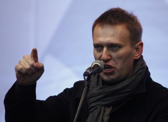 Liderul OPOZIŢIEI RUSE, Alex Navalnâi, a ajuns DE URGENŢĂ LA SPITAL, după ce un străin i-a pulverizat VOPSEA ÎN OCHI