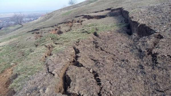 Judeţul Galaţi, sub ameninţarea alunecărilor de teren! Pământul se duce la vale şi la câţiva metri de casele din Suceveni