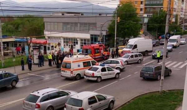 ACCIDENT în această dimineaţă la Sibiu: Trei maşini s-au ciocnit violent într-o intersecţie. O femeie şi fiul ei de 13 ani au fost răniţi