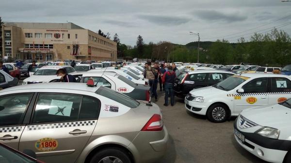 Protest ANTI-UBER, la Cluj. Sute de şoferi au ieşit în stradă împotriva "concurenţei neloiale"