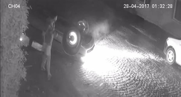 CASCADORIE! Un tânăr din Caraş Severin care a pierdut controlul volanului şi s-a răsturnat cu maşina a scăpat nevătămat (VIDEO)