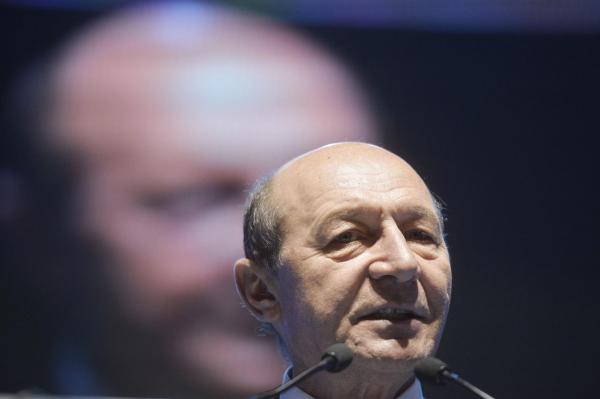 Traian Băsescu, reacţie virulentă pe Facebook: "În mandatul meu nu au lipsit nici vaccinurile, nici citostaticele"