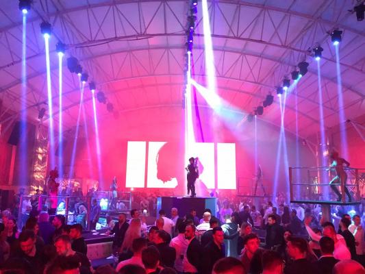 LA UN PAS DE MOARTE! Un bărbat a fost înjunghiat în parcarea clubului Bamboo, duminică de dimineaţă! Medicii i-au scos un litru de sânge din plămâni