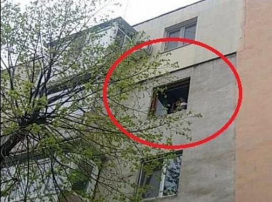 TENTATIVĂ DE SINUCIDERE dejucată de poliţişti, la Buzău. O femeie a vrut să se arunce pe geam (VIDEO)