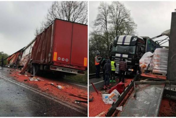 ACCIDENT SPECTACULOS lângă Lipova! Trei tiruri s-au ciocnit, circulaţia e blocată pe DN7