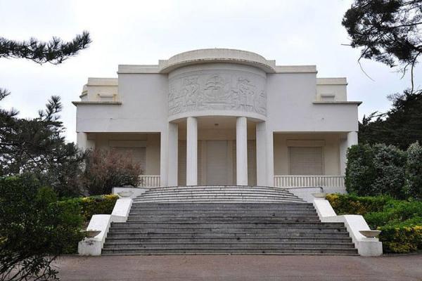 Liudmila, fosta soție a lui Vladimir Putin, trăiește în sudul Franţei, într-un mic castel. Nimeni nu știe de unde a avut şapte milioane de euro să-l cumpere